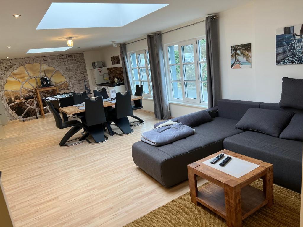 sala de estar con sofá y mesa en Loft mit 2 Schlafzimmern und E- Ladestation, en Fürth