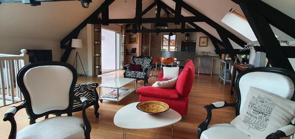 ヴィルフランシュ・ド・ルエルグにあるLe Loft Pagoのリビングルーム(椅子、赤いソファ付)