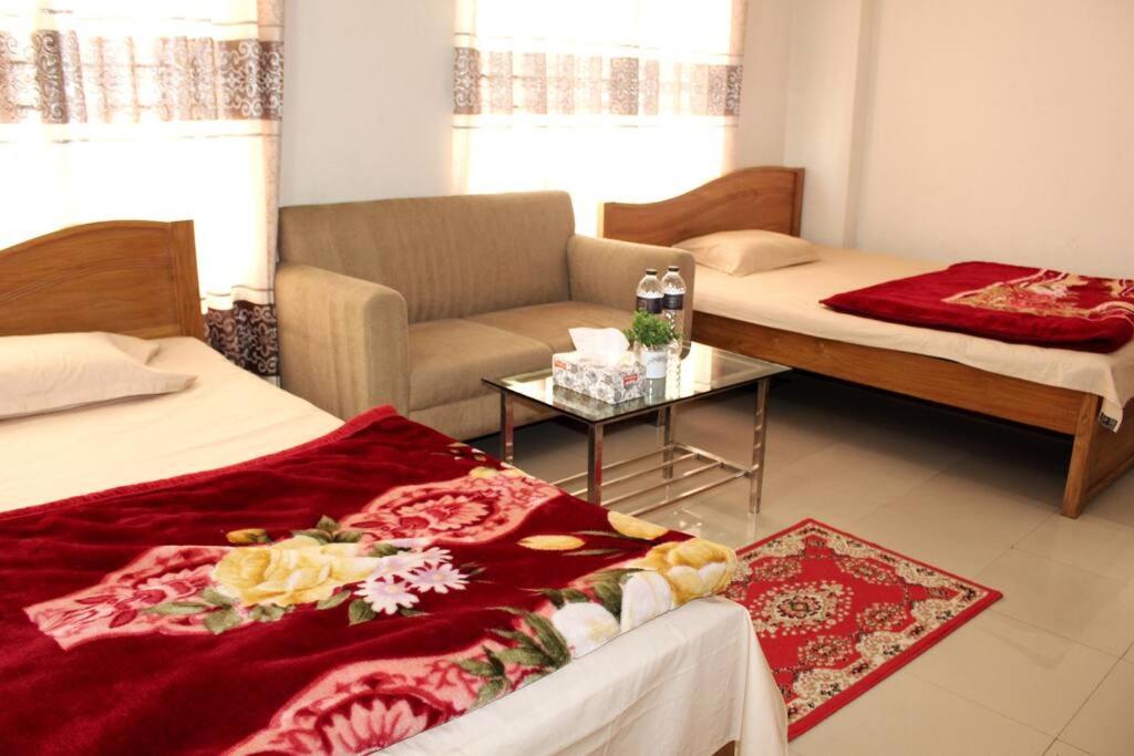 Giường trong phòng chung tại Calm & Cozy Guest Room with Free Breakfast-Parking