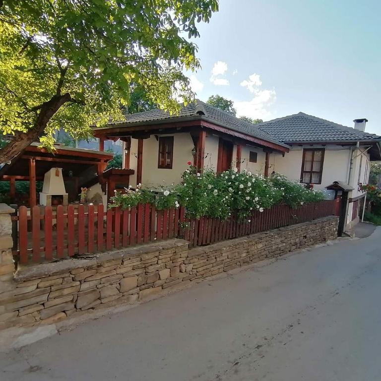 a house with a fence in front of it at Дядовата къща in Tryavna