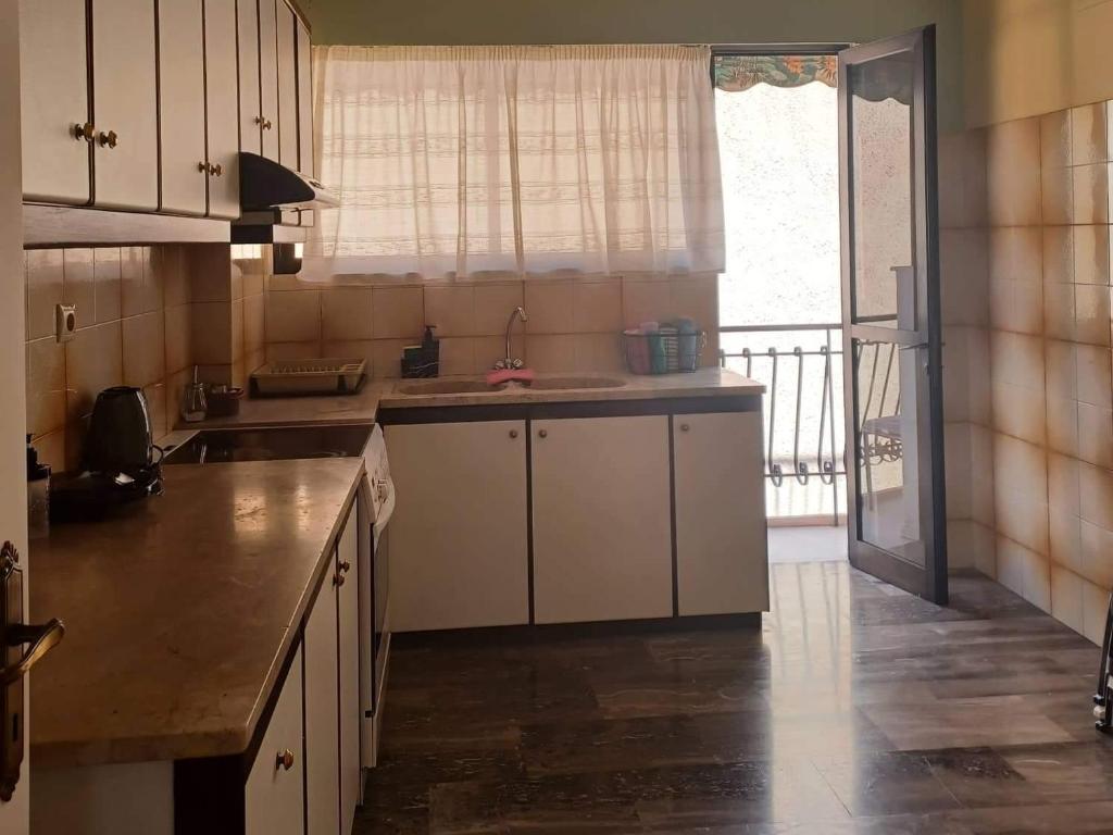 Kuchyňa alebo kuchynka v ubytovaní Glyfada-Elliniko