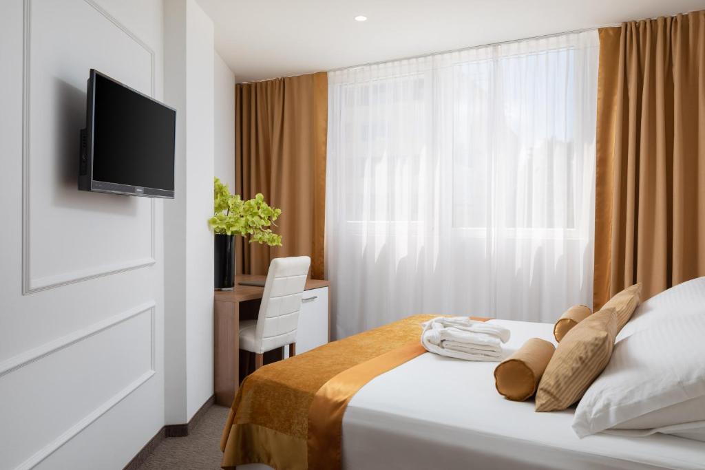 
Double or Twin Standard Room with City View
