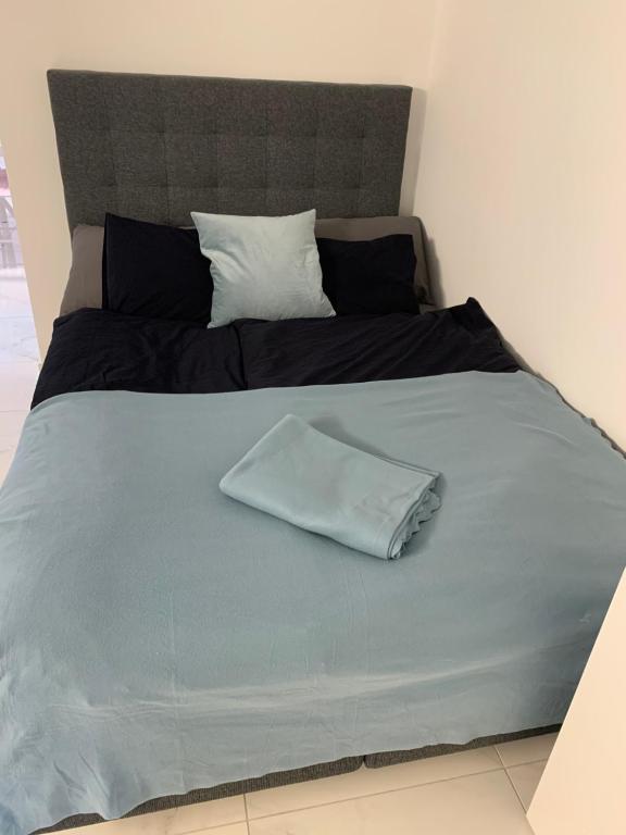 uma cama com uma almofada branca em cima em Enna em Landskrona