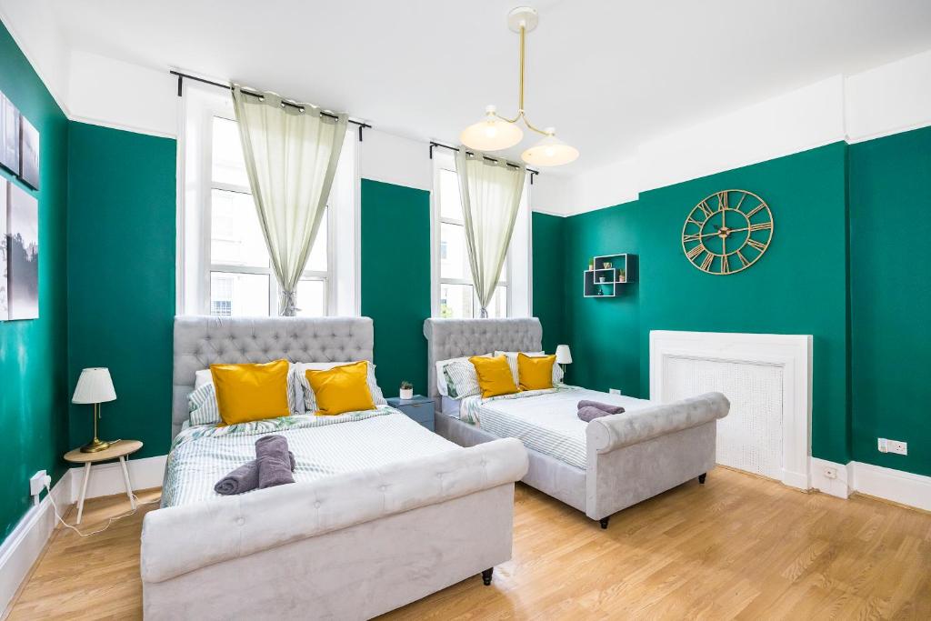 倫敦的住宿－Pimlico Hub，一间设有两张床和一张沙发的房间