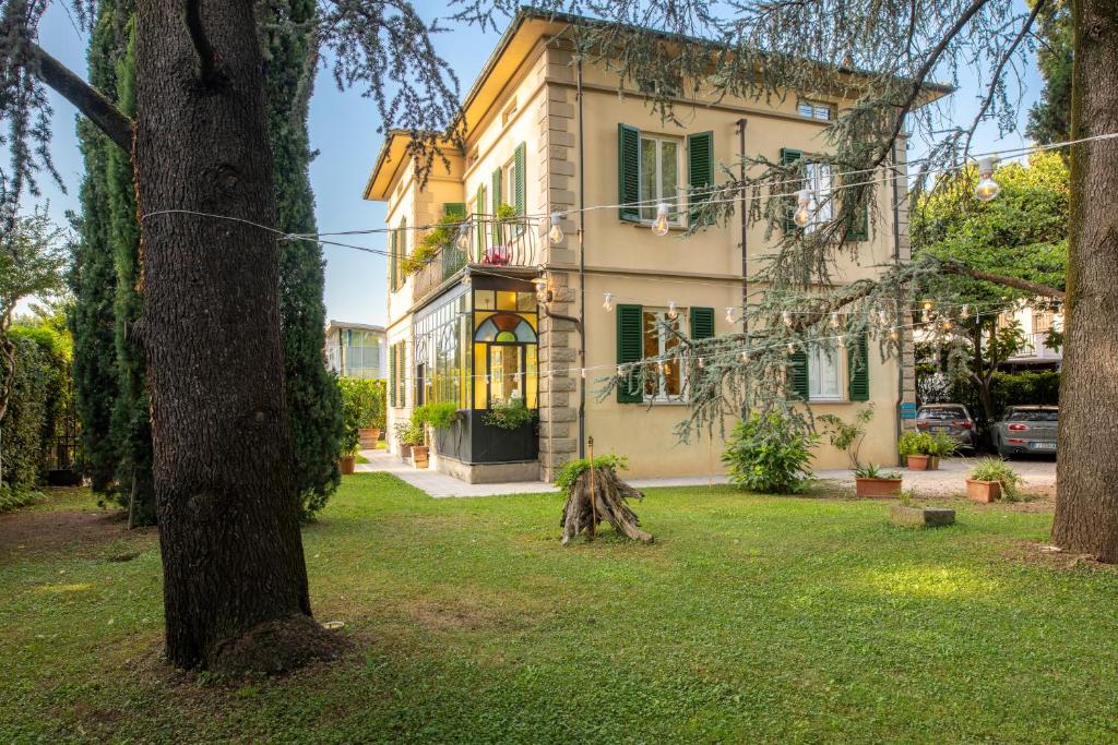 a house with a tree in front of it at Villa Romantica Wellness & SPA in Lucca
