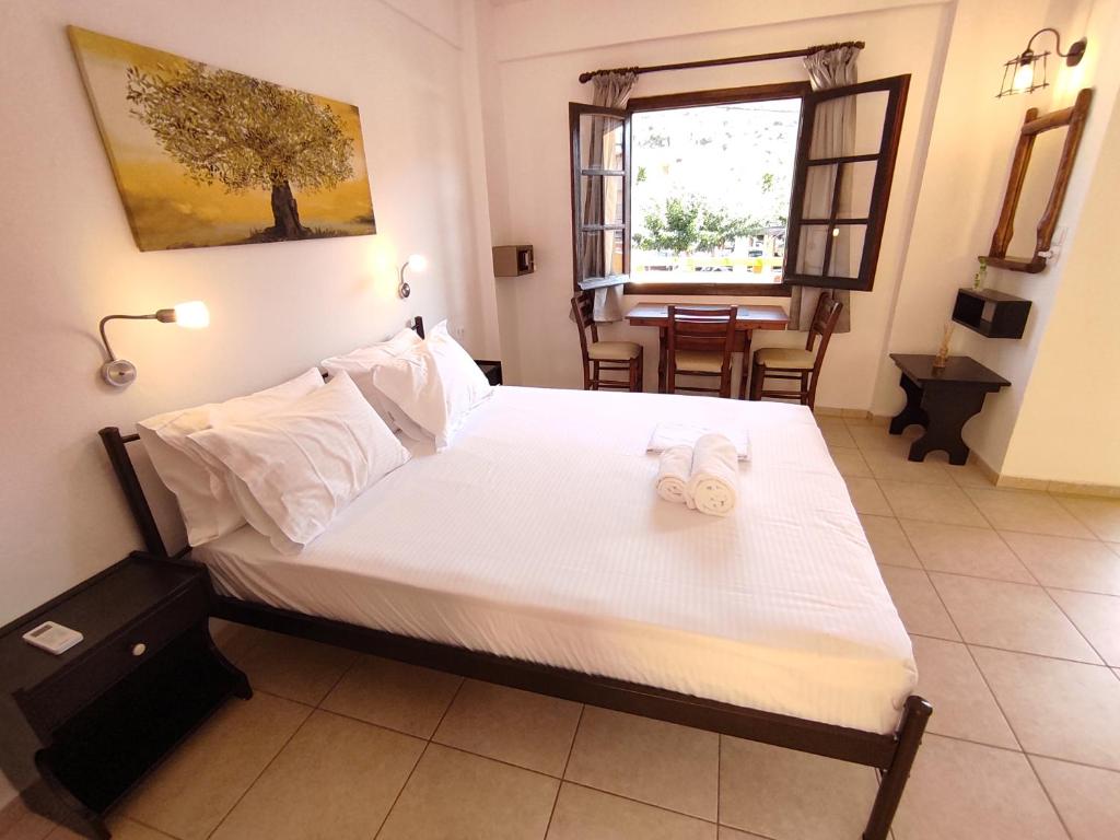 Posteľ alebo postele v izbe v ubytovaní Dedalos n2 Mountain View apartment-30 metres from the beach