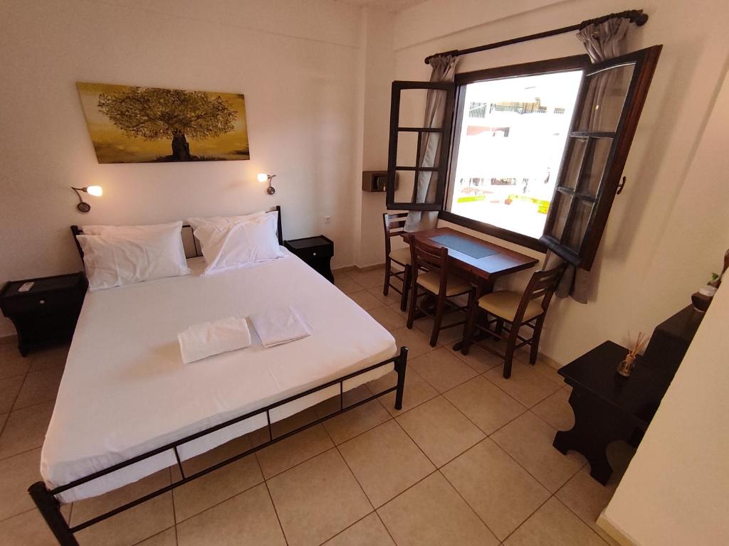 Posteľ alebo postele v izbe v ubytovaní Dedalos n2 Mountain View apartment-30 metres from the beach
