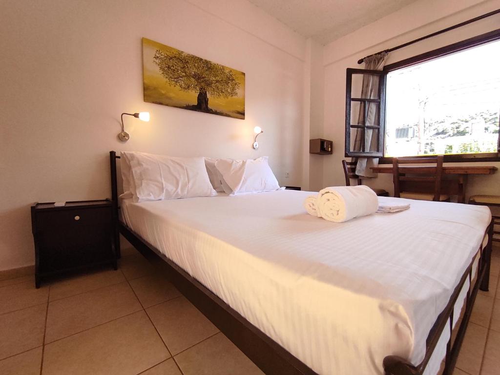Posteľ alebo postele v izbe v ubytovaní Dedalos n2 Mountain View apartment-30 metres from the beach