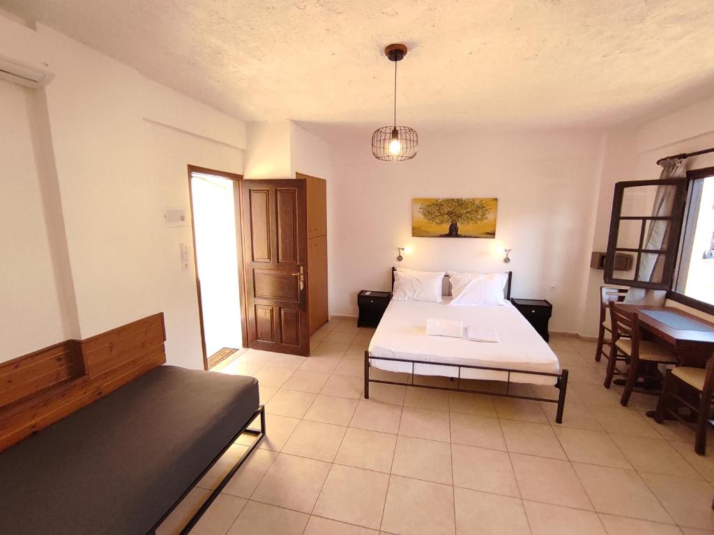 Posteľ alebo postele v izbe v ubytovaní Dedalos n2 Mountain View apartment-30 metres from the beach