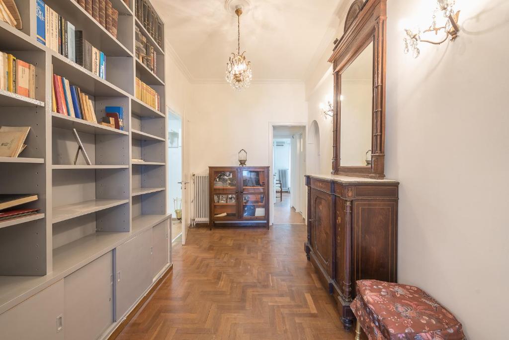 Knihovna v apartmánu