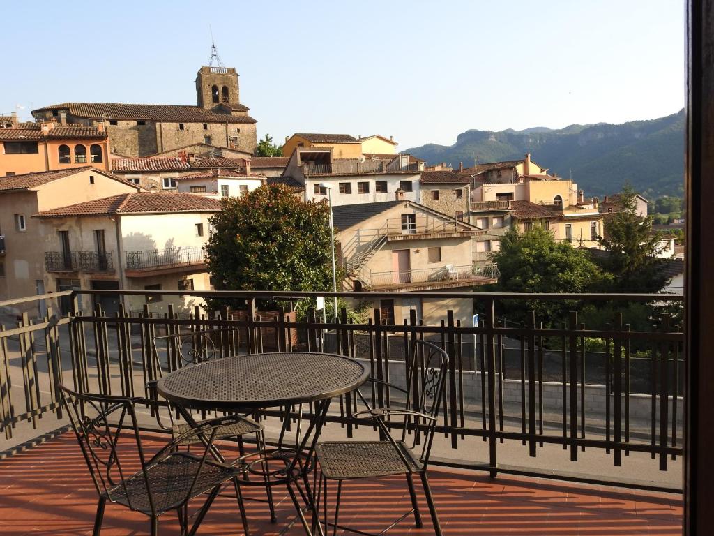 une table et des chaises assises au-dessus d'un balcon dans l'établissement Precioso apartamento con sauna y terraza, à Bas