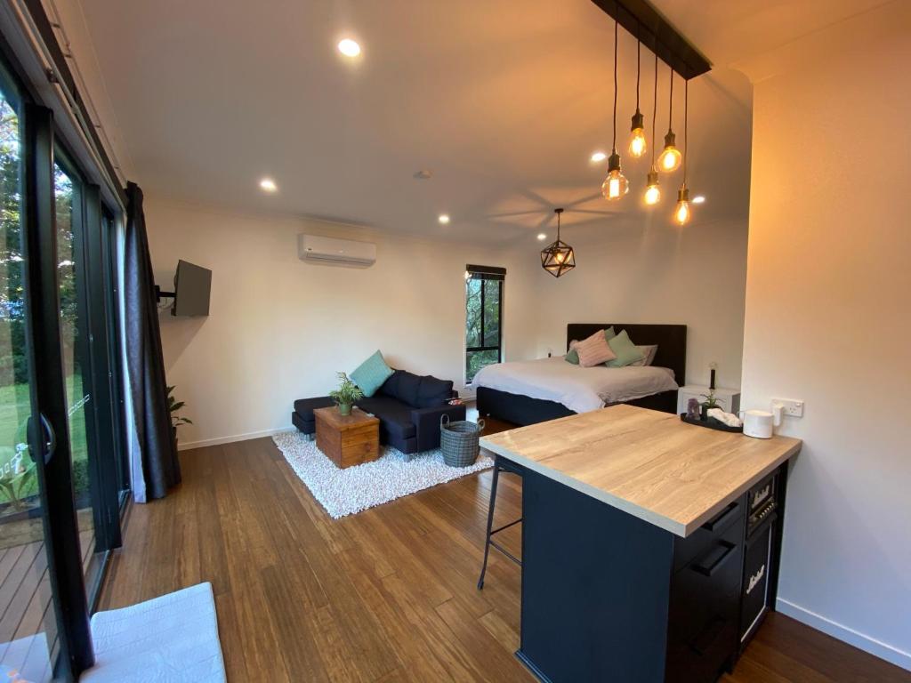 Area soggiorno di Kosmo’s Studio: City Style in a Retreat Setting!