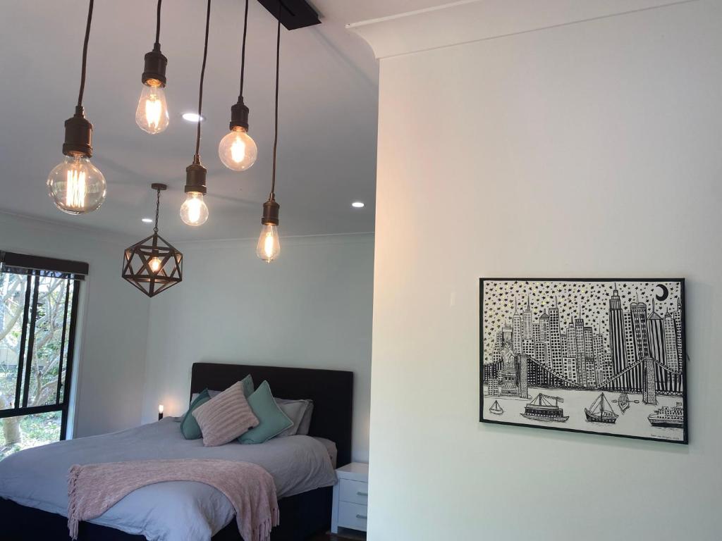 Letto o letti in una camera di Kosmo’s Studio: City Style in a Retreat Setting!