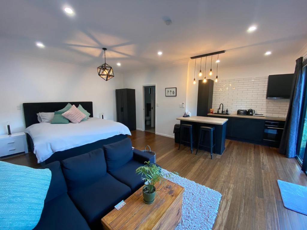 Area soggiorno di Kosmo’s Studio: City Style in a Retreat Setting!