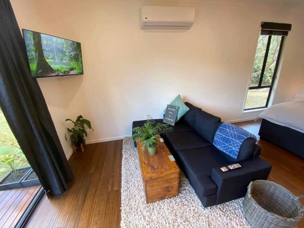 Area soggiorno di Kosmo’s Studio: City Style in a Retreat Setting!