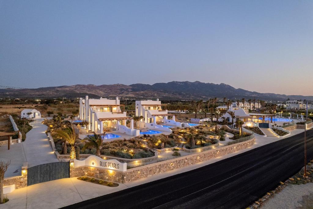 uma vista aérea de um resort à noite em Blue Pearls-Adults Only Luxury Suites em Cidade de Kos