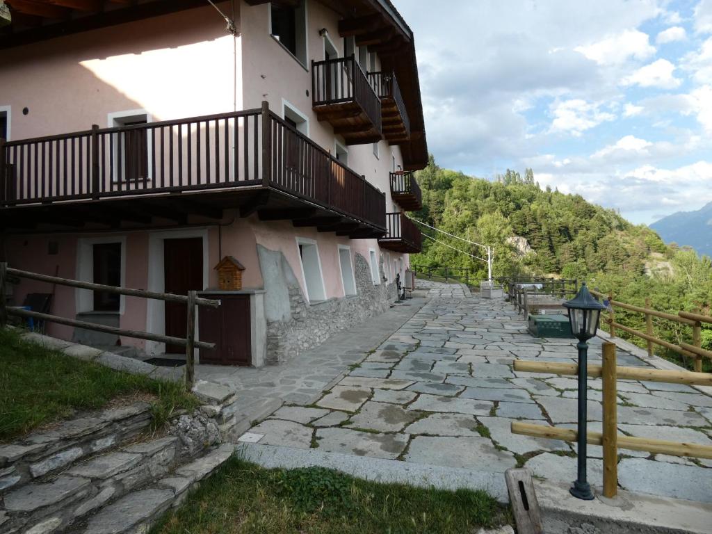 una calle adoquinada frente a un edificio en Appartamento con vista pazzesca sul Gran Paradiso en Saint Nicolas