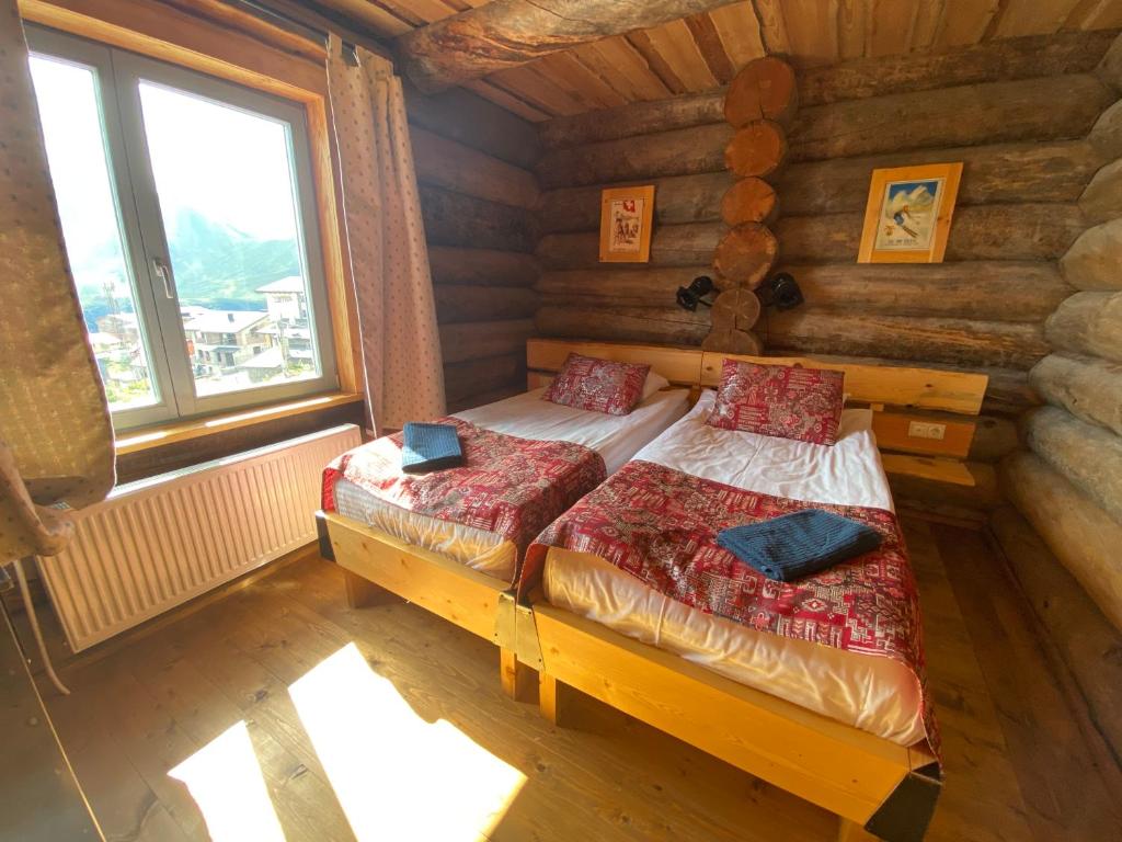 Giường trong phòng chung tại Mountain Cricket Chalets and Apartments Gudauri
