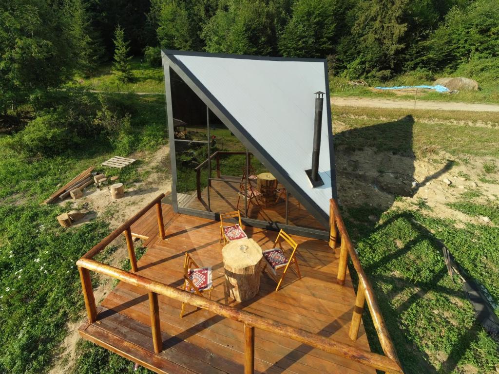 an overhead view of a tiny house with a deck at Casa din "Curtea cu cai" in Borsec