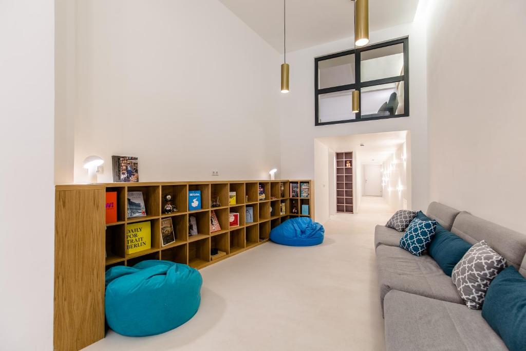 sala de estar con sofá y estanterías en Großzügiges Apartment mit Lounge nähe Naschmarkt, en Viena