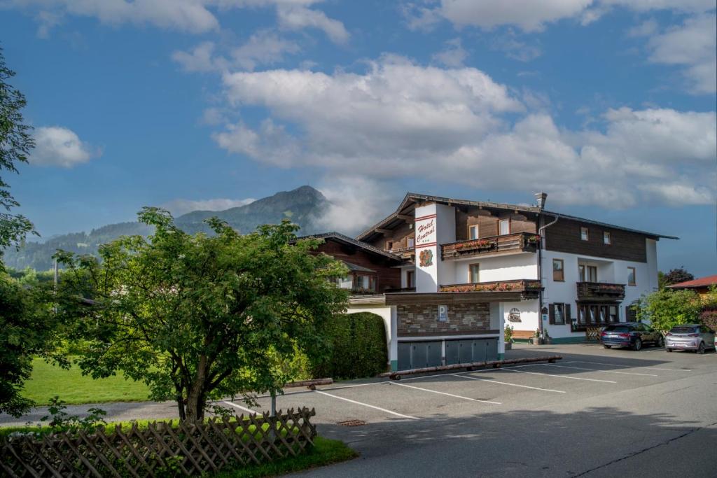 Nespecifikovaný výhled na hory nebo výhled na hory při pohledu z hotelu