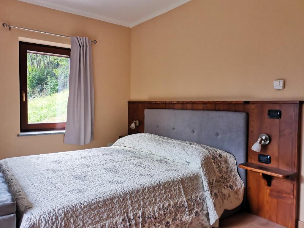 韋雷斯的住宿－Al Drit，一间卧室设有一张床和一个窗口