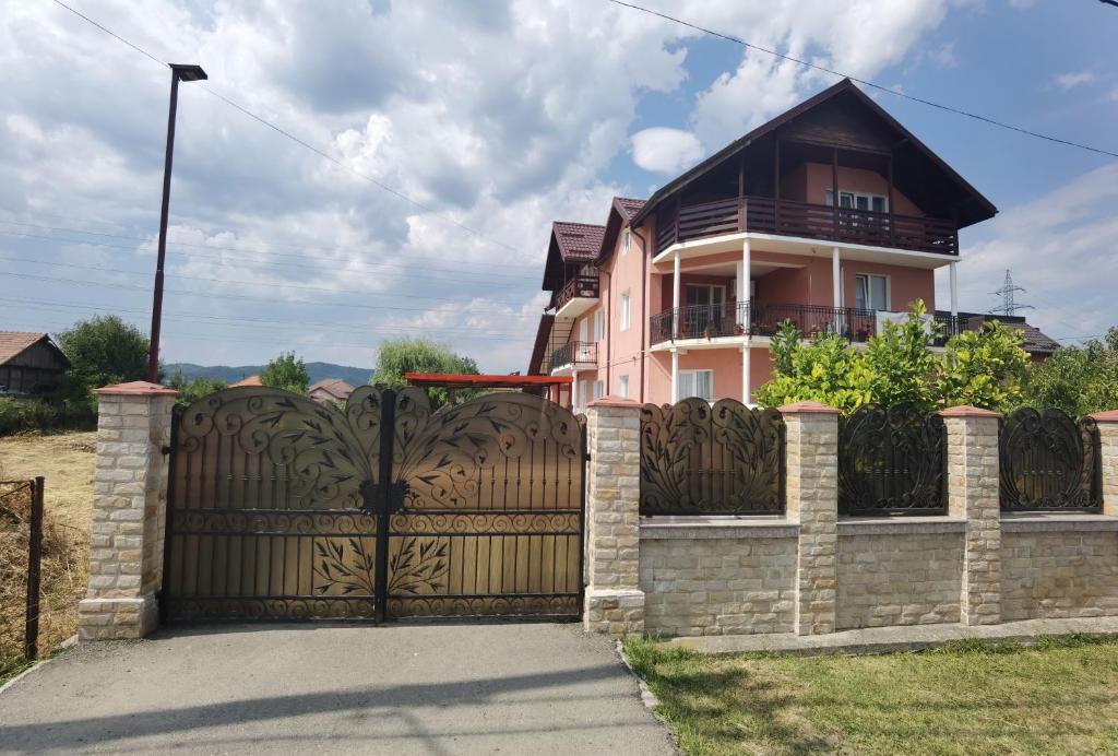 Budova, kde se chata nachází