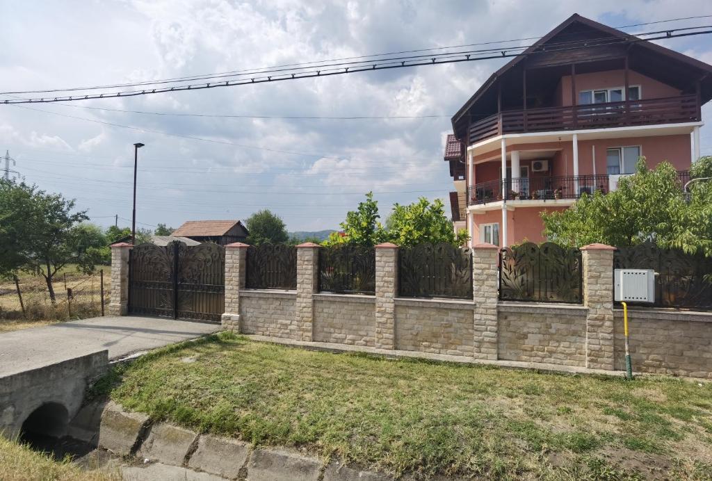 Budova, kde se chata nachází