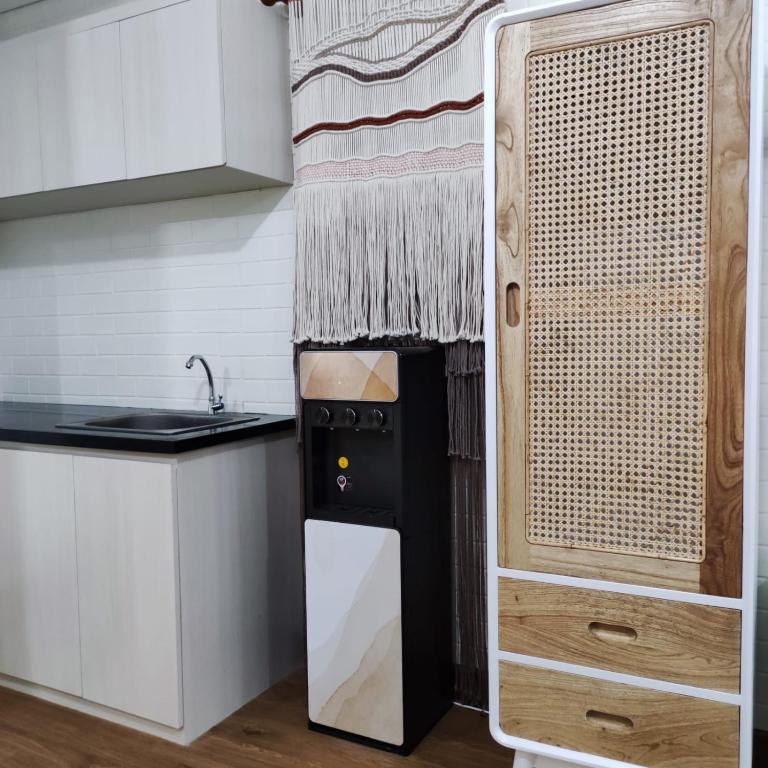 Kuchyň nebo kuchyňský kout v ubytování Apartemen Strategis Yogyakarta
