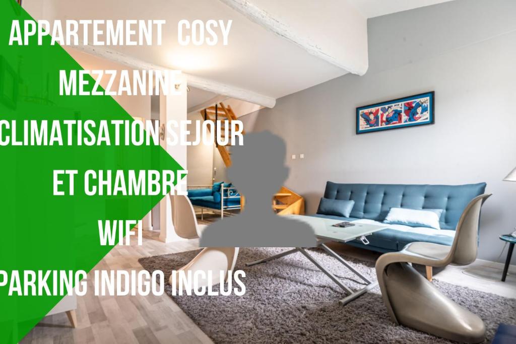 uma imagem de uma sala de estar com um sofá e cadeiras em Le Charme du médiéval dans un appartement cosy em Hyères