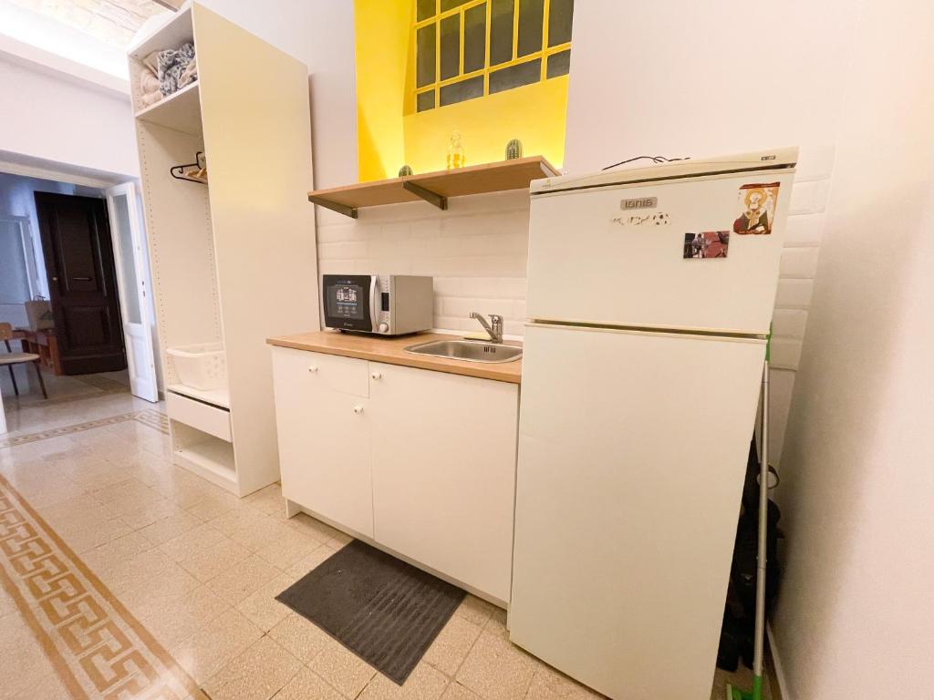 Kuchnia lub aneks kuchenny w obiekcie CAIROLI BOUTIQUE APARTMENT