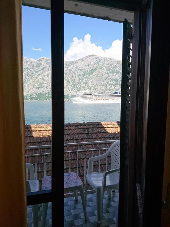 una ventana con vistas al océano en Seaside apartments and rooms, en Kotor