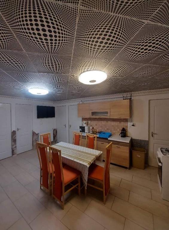 Kuchnia lub aneks kuchenny w obiekcie Alexandra vendégház