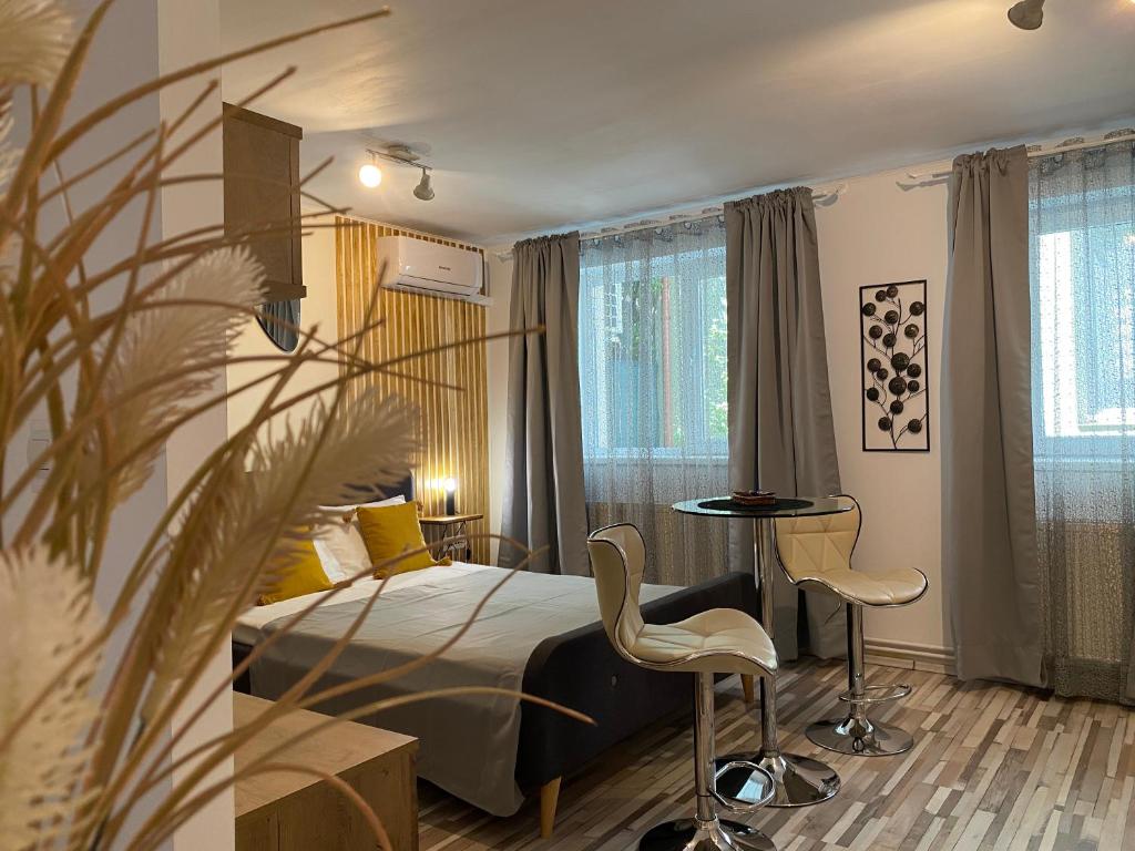 Giường trong phòng chung tại Urseni Studio Apartment