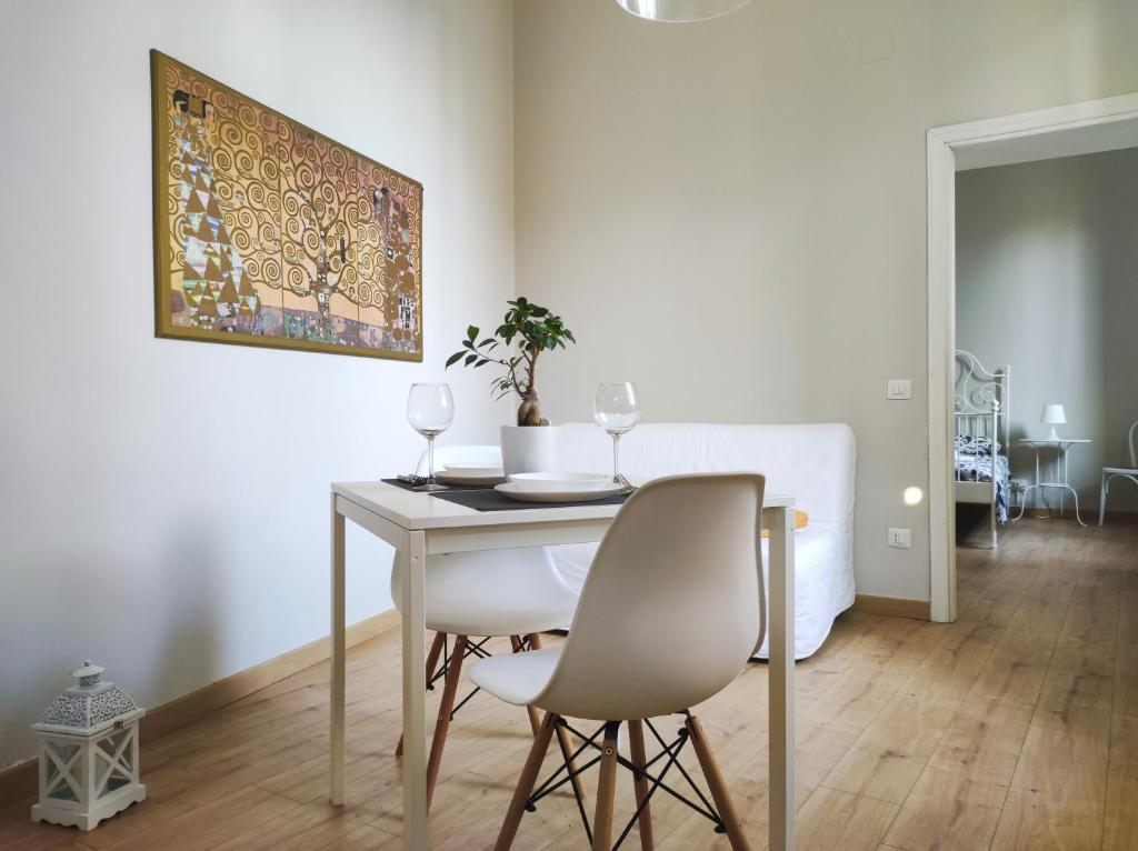 貝內文托的住宿－Appartamento La Rampa，一间带桌子和两把椅子的用餐室