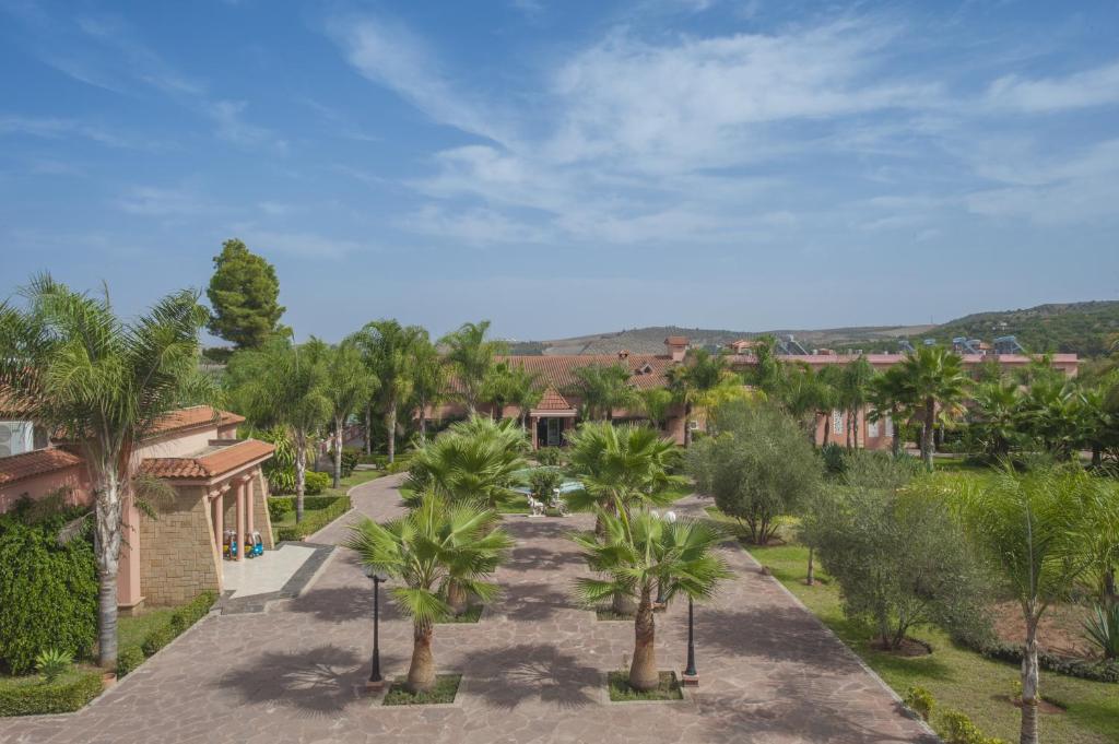 Elle offre une vue sur une cour bordée de palmiers. dans l'établissement Hotel Dar Eddaya, à Khémisset