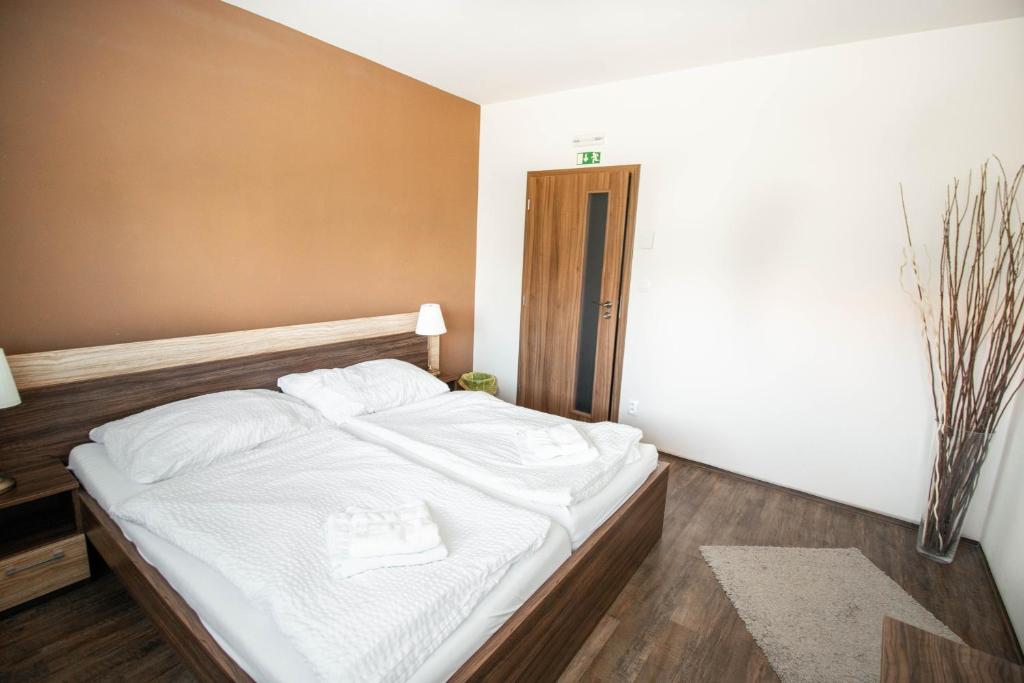 Łóżko lub łóżka w pokoju w obiekcie Topolský pivovar, restaurace a penzion