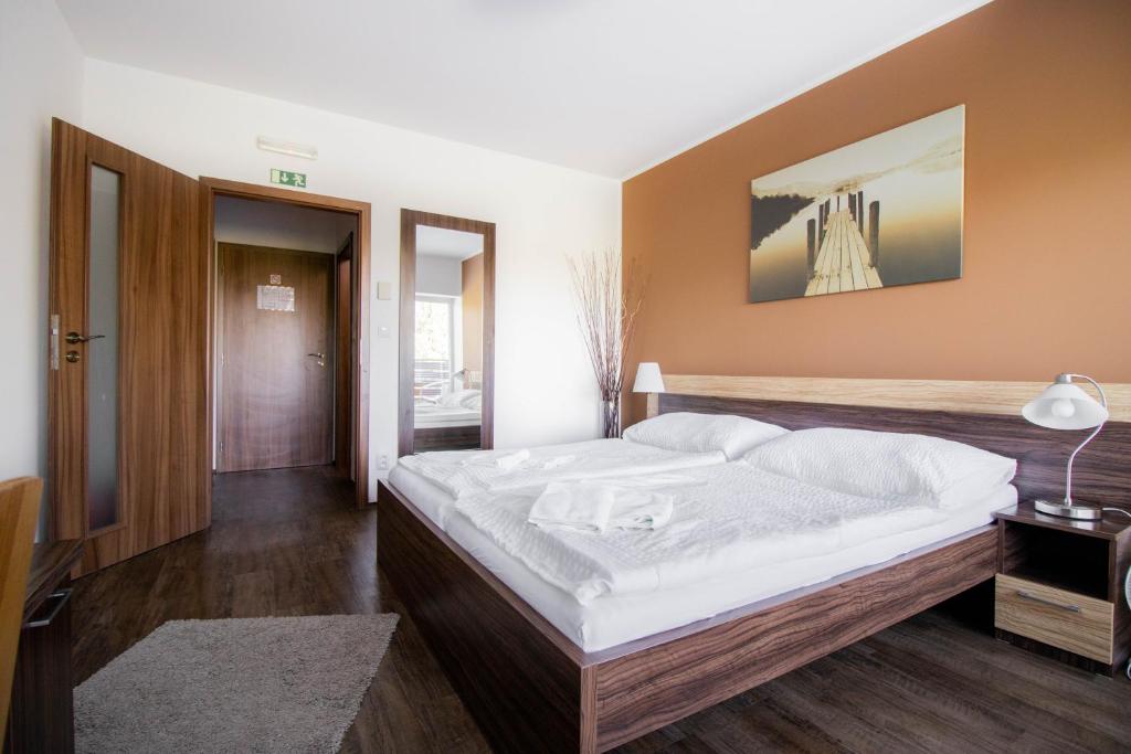 En eller flere senge i et værelse på Topolský pivovar, restaurace a penzion