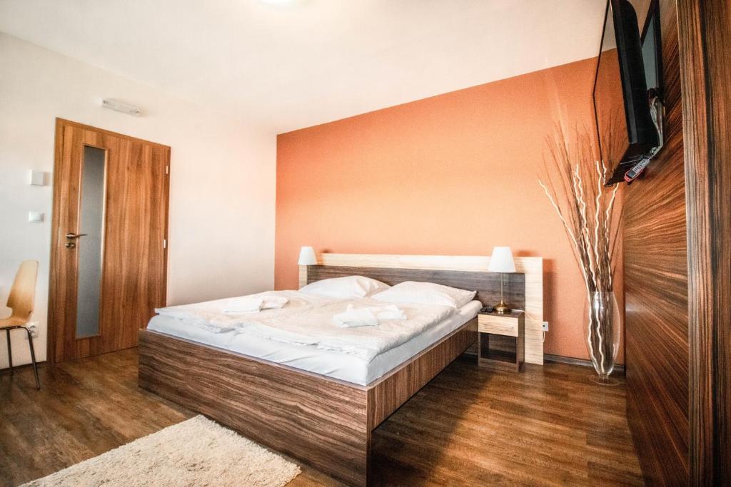 Łóżko lub łóżka w pokoju w obiekcie Topolský pivovar, restaurace a penzion