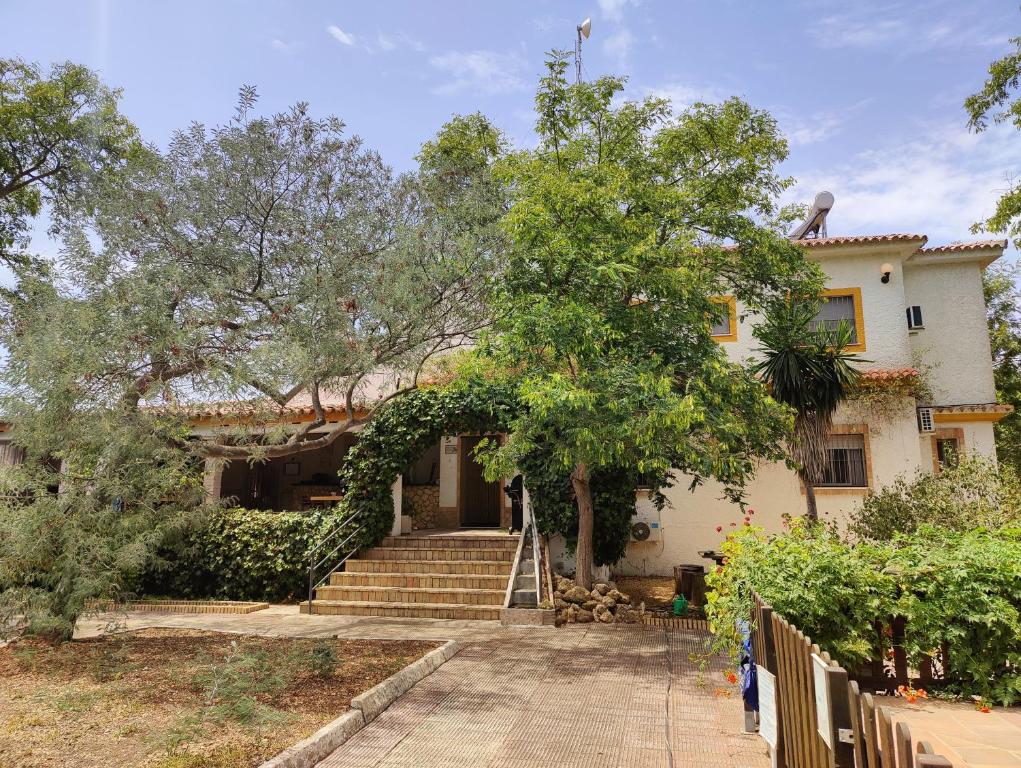 una casa con escaleras delante en Cortijo Los Conquistadores en Lucena del Puerto