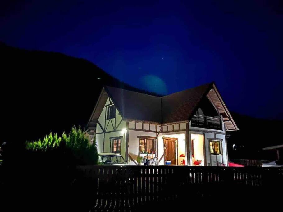 een klein huis 's nachts met de lichten aan bij Stéph&Marry House Brodina 