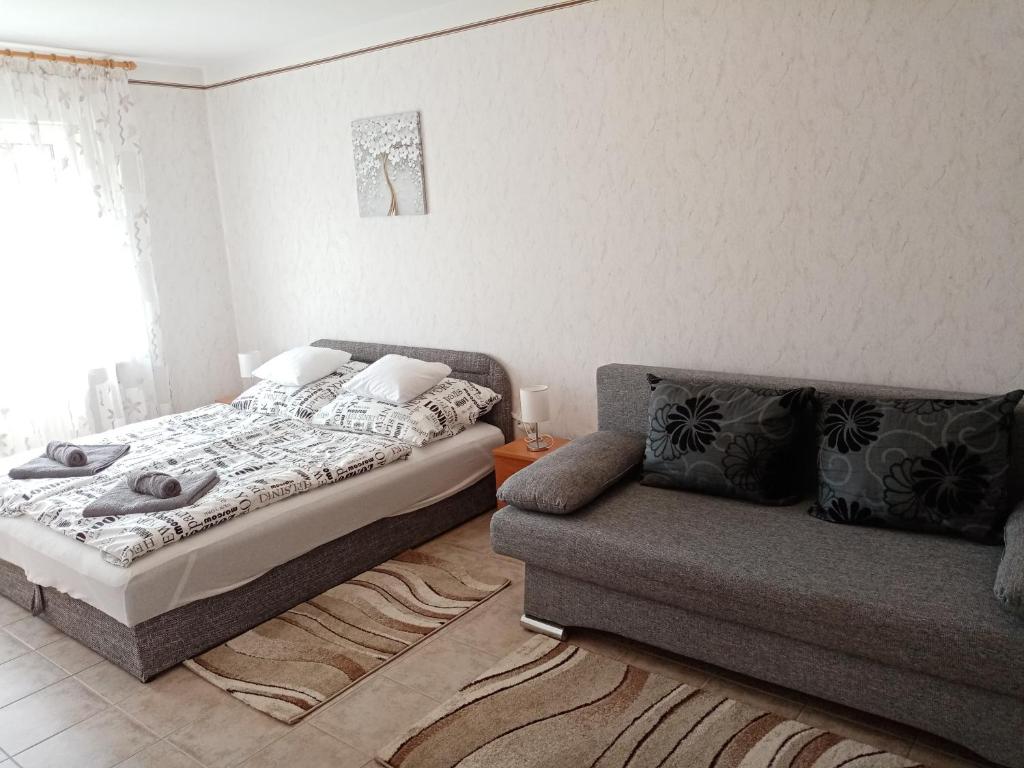 Posteľ alebo postele v izbe v ubytovaní Magnólia Apartman Zalakaros