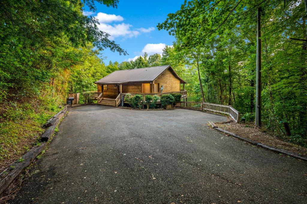 Three Bears Lodge, Shady Grove, USA