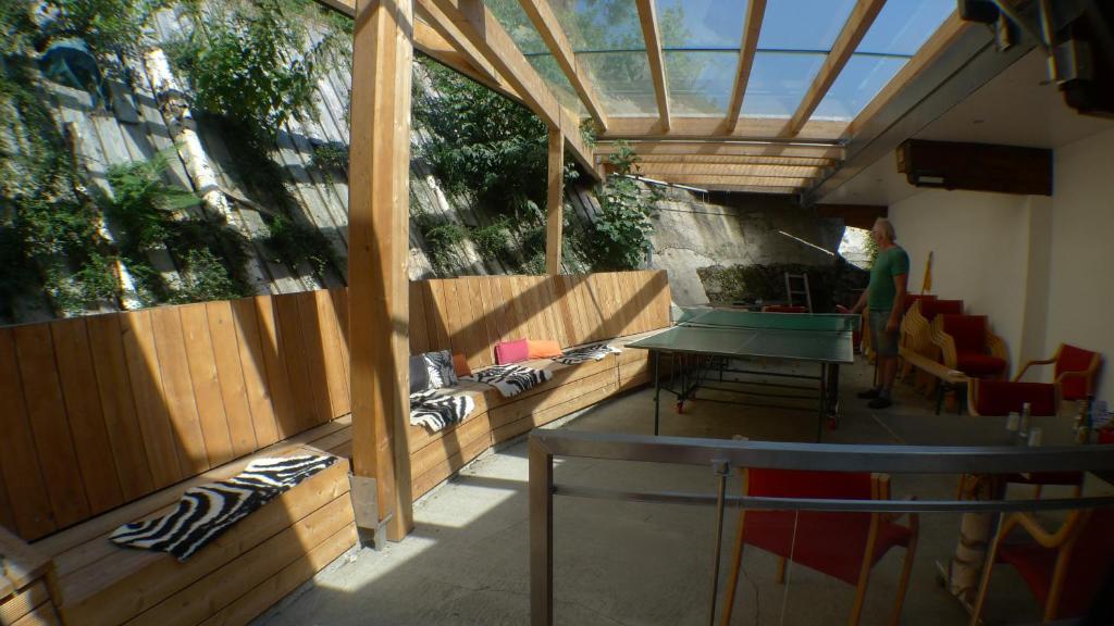 patio ze stołem do ping ponga i ogrodzeniem w obiekcie Apartment Rossbichl w Saalbach Hinterglemm