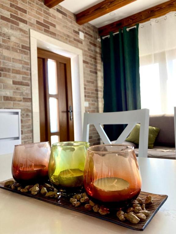 taca z trzema różnymi kolorowymi okularami na stole w obiekcie Studio apartman Luka w mieście Starigrad-Paklenica