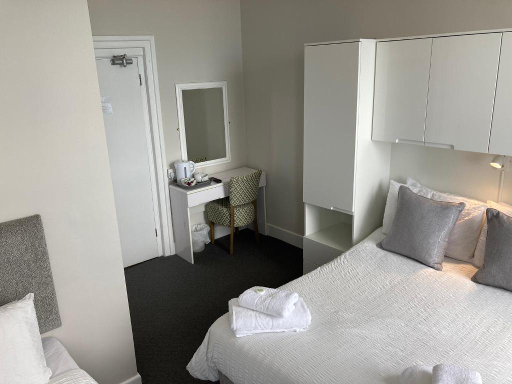Norfolk Hotel - 