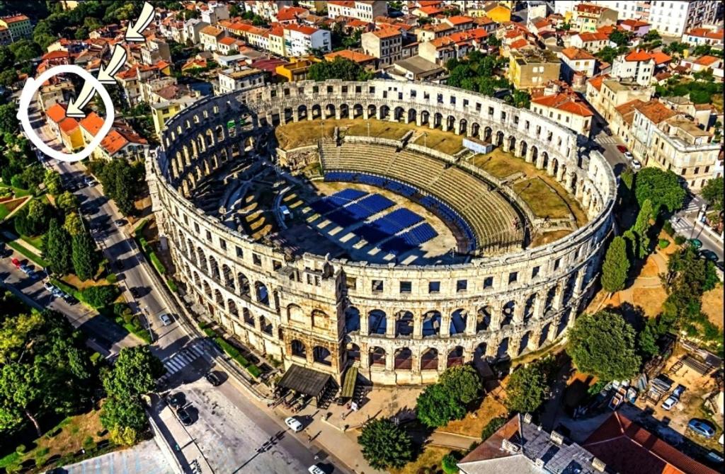 una vista aerea di un edificio con stadio di Soba Arena a Pola (Pula)