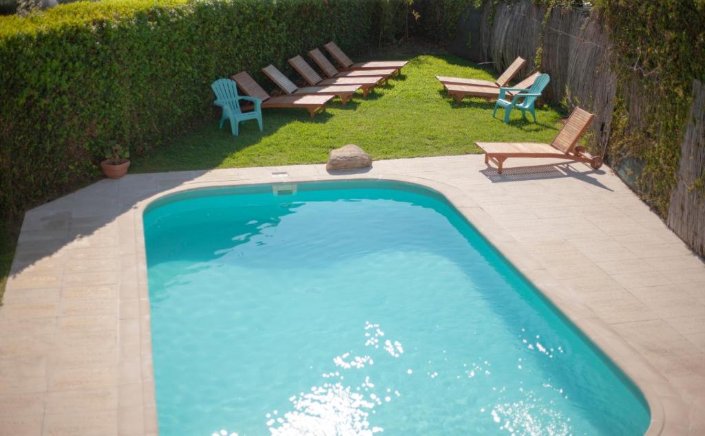 una gran piscina con sillas y un patio en Casa Romeu en Canedo de Basto