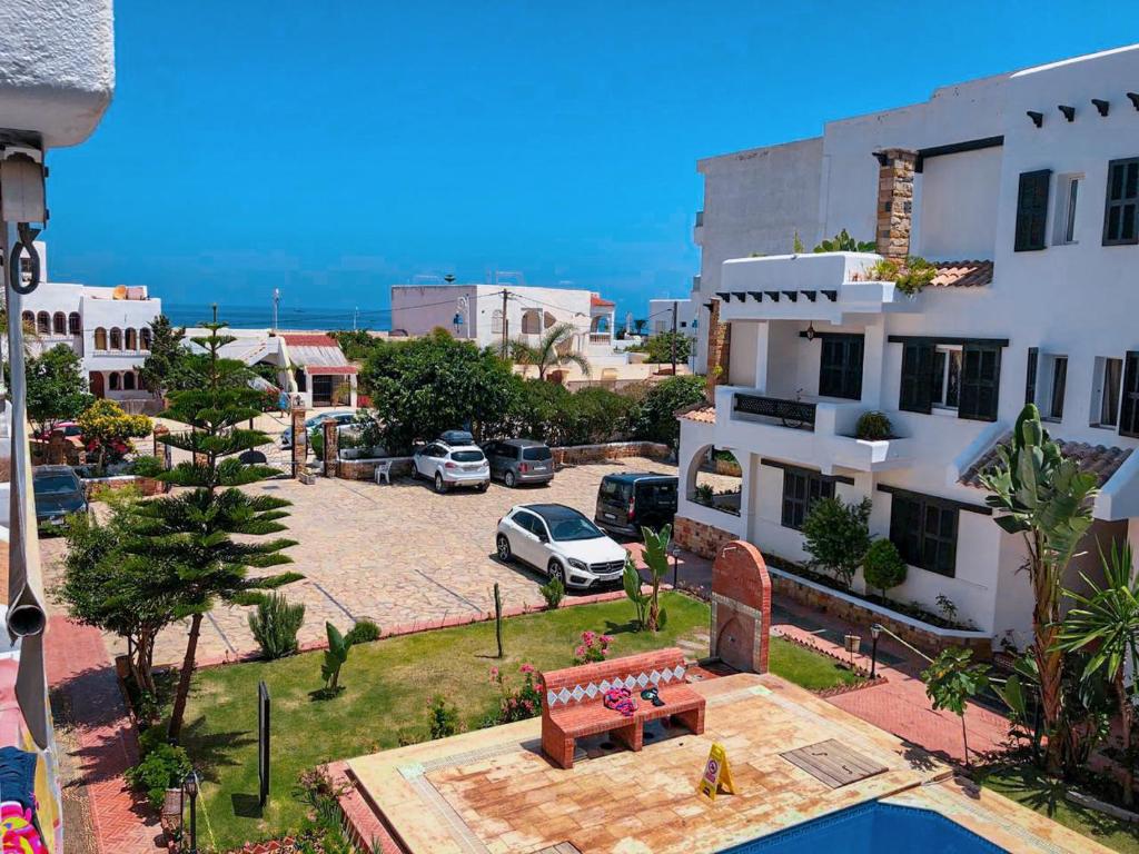 Oued Laou的住宿－Visit Oued Laou - Jawhara，大楼旁停车场的空中景致