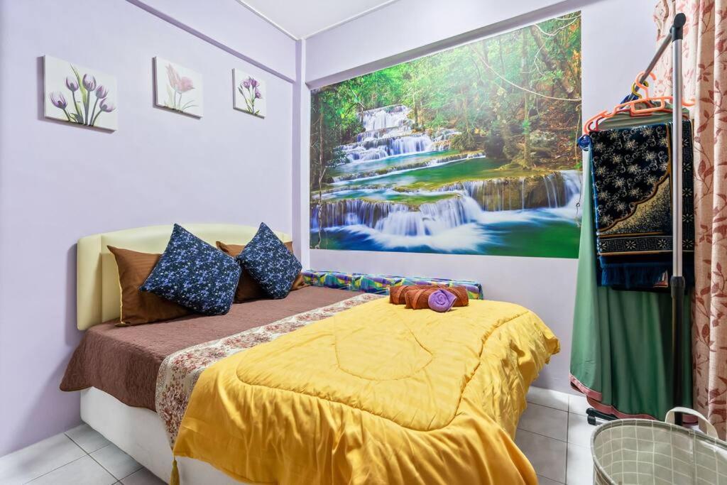 1 dormitorio con 1 cama con una pintura en la pared en 3 scenic air cond bedrooms, 11 minutes Rawang City en Rawang
